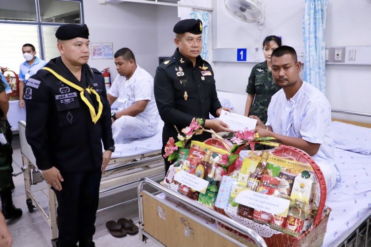 มทภ.4 รุดเยี่ยมกำลังพลได้รับชาดเจ็บจากเหตุบึ้มระแงะ 6 นาย พลีชีพ 1