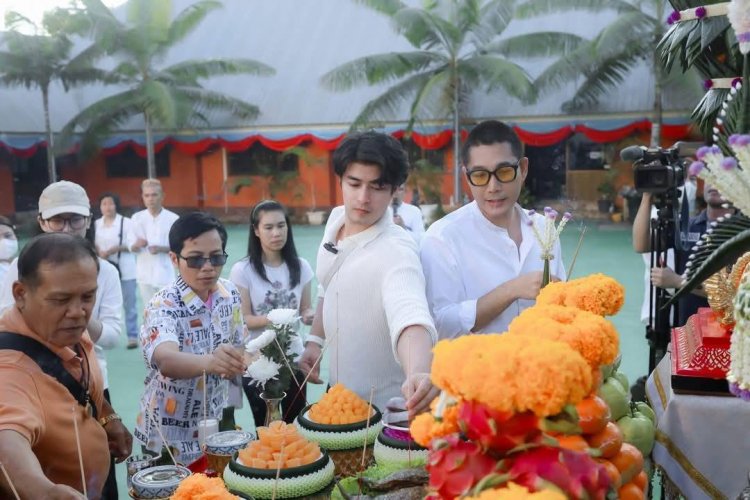 "ฟิล์ม-อาร์ม" บวงสรวงอธิษฐานจิตเสกน้ำมนต์-สืบชะตา วัดพระบาทปางแฟน