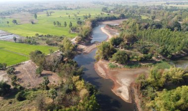ลำน้ำมูลโคราชลดรวดเร็วสันดอนดินโผล่หลังชาวนาเร่งสูบทำนาปรัง