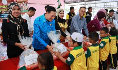 ผู้ว่าฯ นราธิวาส ลงพื้นที่มอบถุงยังชีพแก่ผู้ประสบภัยในพื้นที่อำเภอเมืองนราธิวาส