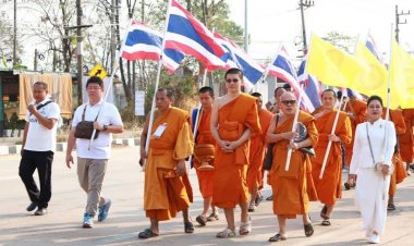 คลื่นศรัทธาแห่สาธุ!พระสงฆ์เดินธุรดงค์นเทศกาลมาฆปูรมีศรีปราจีน ครั้งที่ 39