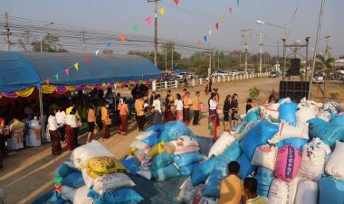 รองผู้ว่าฯศรีสะเกษนำชาวพุทธทอดผ้าป่าสามัคคีสมทบทุนสร้างหลักเมืองอำเภอศรีรัตนะ