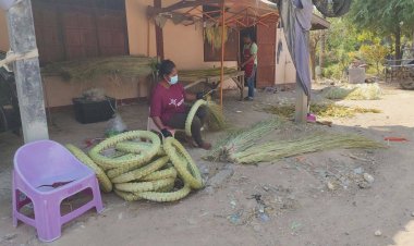 หลังเสร็จหน้านาชาวเมืองพิมายหันทำโครงพวงหรีดขายรายได้งาม