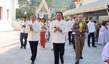 ชาวอุทัยธานีพร้อมใจทำบุญตักบาตร-เวียนเทียน เนื่องในวันมาฆบูชา