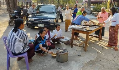 ชาวอีสานพลัดถิ่น!ร่วมบุญย่างข้าวจี่ ปิ้งข้าวเกรียบว่าวทำบุญวันมาฆบูชา สืบทอดประเพณีโบราณ