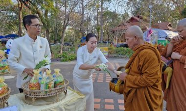 พุทธศาสนิกชนอำนาจเจริญร่วมทำบุญตักบาตรหน้าองค์พระมงคลมิ่งเมืองในวันมาฆบูชา