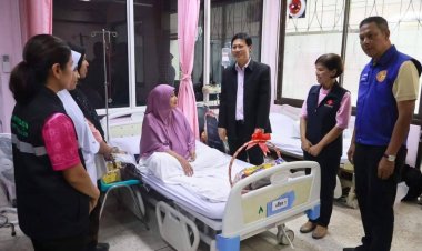 รองผู้ว่าฯ นราธิวาสพร้อมคณะลงพื้นที่เยี่ยมเจ้าหน้าที่อส.-ปชช.ได้รับบาดเจ็บจากเหตุไม่สงบ