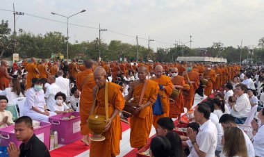 คนขอนแก่นร่วมใจทำบุญตักบาตรข้าวสารอาหารแห้งพระสงฆ์ 1,234 รูปฉลองครบรอบ 234 ปี