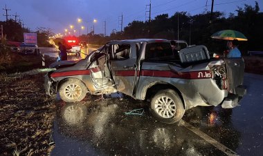 งามไส้!ตำรวจฉายเดียวใช้รถตราโล่ขนบุหรี่เถื่อนเต็มคันเสียหลักลื่นชนไฟฟ้าเจ็บสาหัส