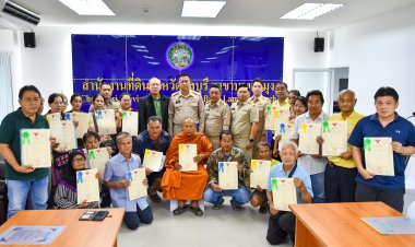 พ่อเมืองชลบุรีมอบโฉนดที่ดิน "นำสุข คลายทุกข์" บรรเทาความเดือดร้อนของประชาชน