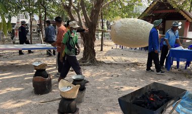 ชาวโพธิ์ศรีสุวรรณนึ่งข้าวเหนียวทำข้าวจี่ยักข์ร่วมงานบุญข้าวจี่มหัศจรรย์ของดีโพธิ์ศรีสุวรรณ 2568