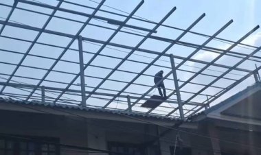 เศร้า!คนงานเชื่อมเหล็กบนหลังคาถูกไฟฟ้าแรงสูงช็อตเจ็บสาหัส 3 ราย