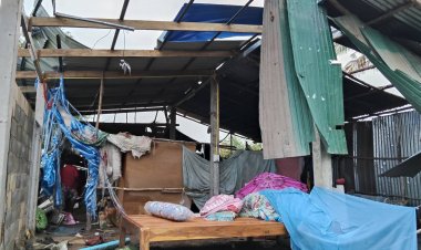 ฝนถล่มลมกระโชกแรงซัดบ้านเรือน 2 ตำบลเมืองตากเสียหาย 16 หลัง