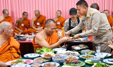 ผู้ว่าฯชลบุรีถวายภัตตาหารพระราชทานแด่พระภิกษุ สามเณร สอบบาลีสนามหลวง