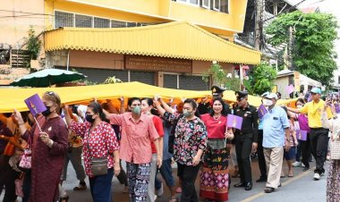 บางขุนพรหมจัดใหญ่! ขบวนเฉลิมพระเกียรติ อัญเชิญผ้าห่มพระราชทานถวายองค์หลวงพ่อโต ในงานประจำปีวัดอินทรวิหาร