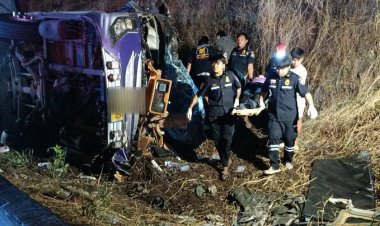 สุดสลด!รถทัวร์ทัศนศึกษาดูงานพลิกคว่ำดับ 18 เจ็บเพียบ