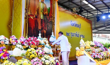 ผู้ว่าฯชลบุรีนำข้าราชการวางพานพุ่มถวายเครื่องราชสักการะ