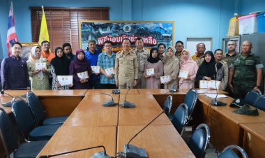 นราธิวาสมอบเงินเยียวยาเหยื่อโกดังเก็บดอกไม้เพลิงระบิดที่ตลาดมูโนะ