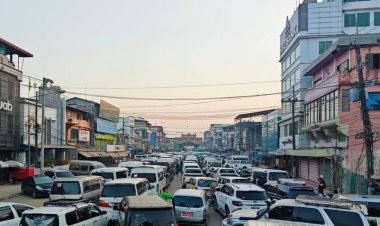 น้ำมันขาดแคลนหนักชาวเมียวดีขับรถมาเติมฝั่งไทยทำรถติดยาวเหยียด