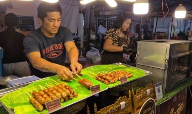 ชื่นชม!ตำรวจน้ำดีไม่อายทำกิน ยามว่าง ขายไส้กรอกอีสานช่วยภรรยา