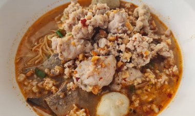 "ก๋วยเตี๋ยวหมูนายโด่ง"สามแยกปักธงชัย อร่อยสืบทอดมาจากรุ่นคุณย่า