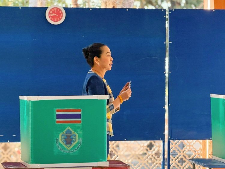 "สุขสมรวย วันทนียกุล" สส.คนดังอำนาจเจริญหย่อนบัตร หลังเปิดหีบ เลือกตั้ง อบจ.