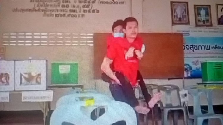 หนุ่มวัย 27 ปีพิการแขนขาอ่อนแรงขี่คอพี่ชายเข้าคูหาเลือกตั้งอบจ.ปราจีนบุรี