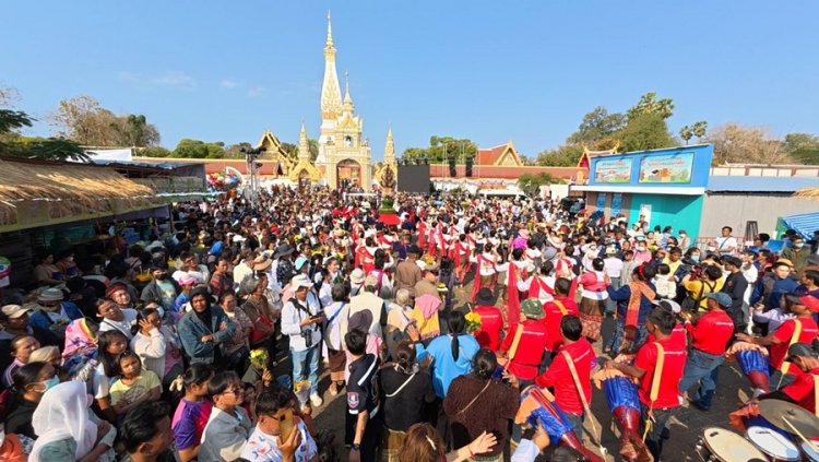 พลังศรัทธานับแสนร่วมพิธีศักดิ์สิทธิ์แห่พระอุปคุตนครพนม
