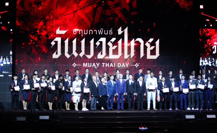 เชิดชูเกียรติ "ขุนศึกเล็ก-ปิ่นเพชร" ผงาดนักมวยไทยอาชีพ "ตะวันฉาย"ขวัญใจมหาชน