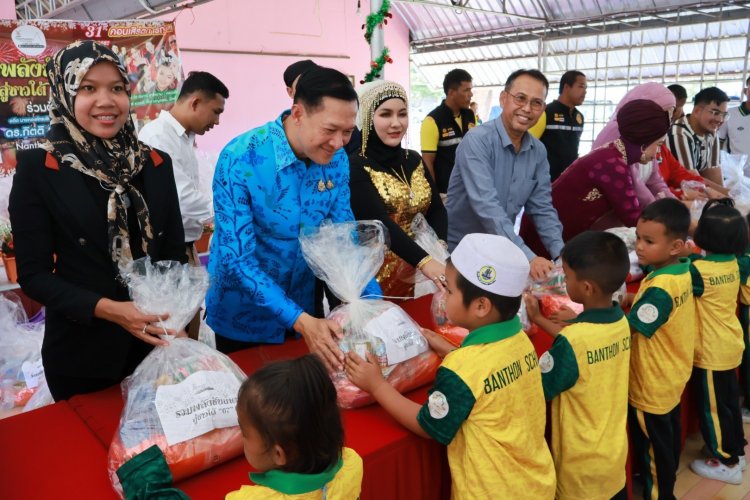 ผู้ว่าฯ นราธิวาส ลงพื้นที่มอบถุงยังชีพแก่ผู้ประสบภัยในพื้นที่อำเภอเมืองนราธิวาส
