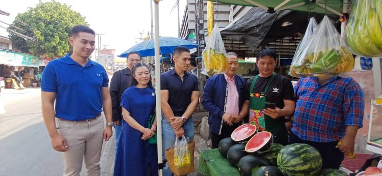 "นายกฝอ" แคนดิเดต นายกนครแม่สอด ลุยพบปะแม่ค้า-พ่อค้า ตลาดสดบ้านเหนือ