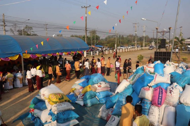 รองผู้ว่าฯศรีสะเกษนำชาวพุทธทอดผ้าป่าสามัคคีสมทบทุนสร้างหลักเมืองอำเภอศรีรัตนะ