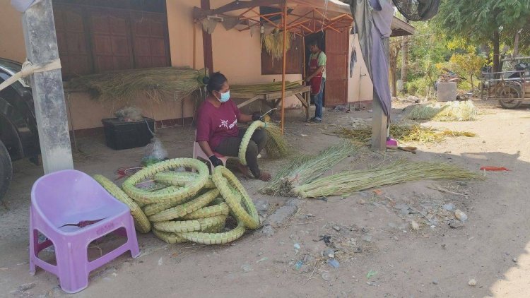 หลังเสร็จหน้านาชาวเมืองพิมายหันทำโครงพวงหรีดขายรายได้งาม