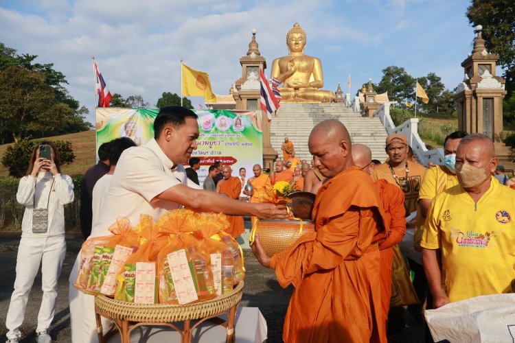 ชาวนราธิวาสพร้อมใจทำบุญตักบาตร เวียนเทียน เนื่องในเทศกาลวันมาฆบูชา