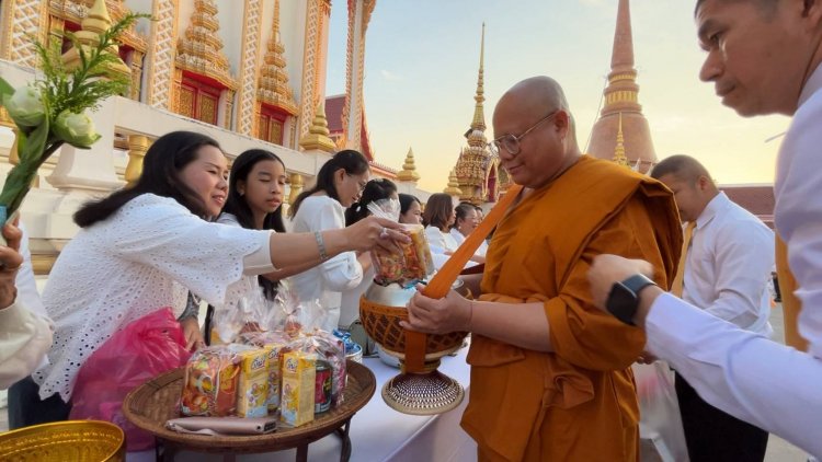 ขอนแก่นพร้อมใจนุ่งขาวห่มขาวทำบุญตักบาตรเนื่องในวันมาฆบูชาแน่นวัด