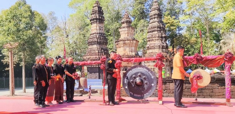 ศรีสะเกษ เปิดงานสืบสานตำนานพันปีประเพณีไหว้พระธาตุ ตำบลปราสาท