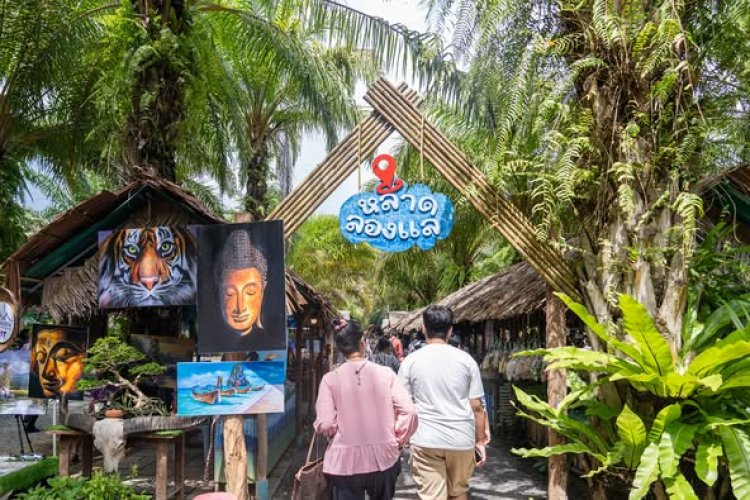 เดินเล่นชิลชิล เลือกซื้อของกินบ้านๆ หรอยทุกเมนูที่ “หลาดลองแล” จ.พังงา