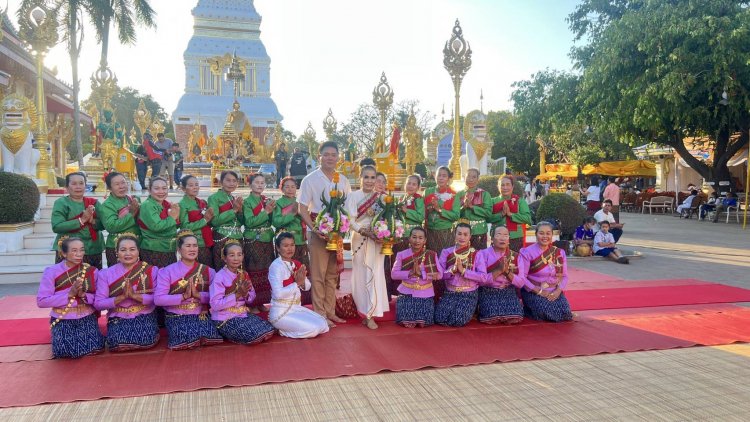 ตระกาลวัฒนธรรมท้องถิ่น “ครูจันทะสิน” นำทีมนางรำฟ้อน ปิดงานหน้าพระธาตุพนม