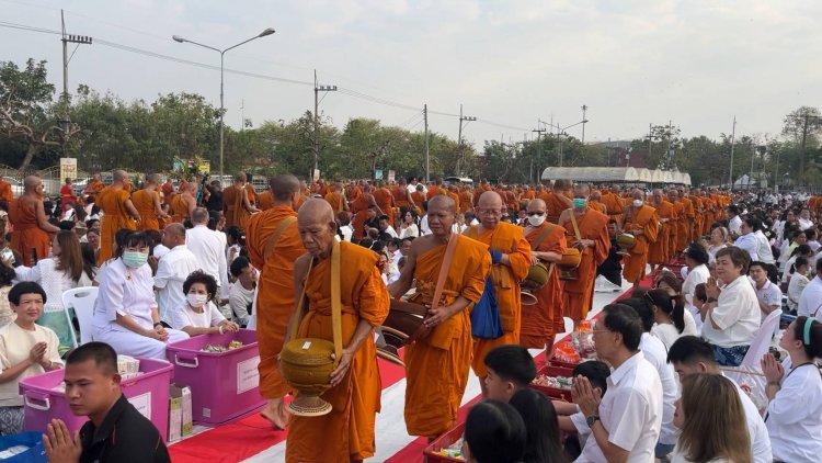 คนขอนแก่นร่วมใจทำบุญตักบาตรข้าวสารอาหารแห้งพระสงฆ์ 1,234 รูปฉลองครบรอบ 234 ปี
