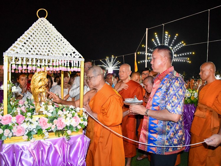 พ่อเมืองชลบุรีอัญเชิญยอดฉัตรทองคำประดิษฐานบนพระธาตุมหาเจดีย์พุทธรัตนะเจดีย์ศรีพนัสนิคม