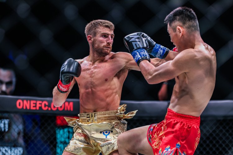 กาตาร์ลุกเป็นไฟ! “โจชัว” รวบบัลลังก์ MMA รุ่นสตรอว์เวต ไร้กังขา ,”แฮ็กเกอร์ตี” รั้งเข็มขัดคิกบ็อกซิ่งสำเร็จ