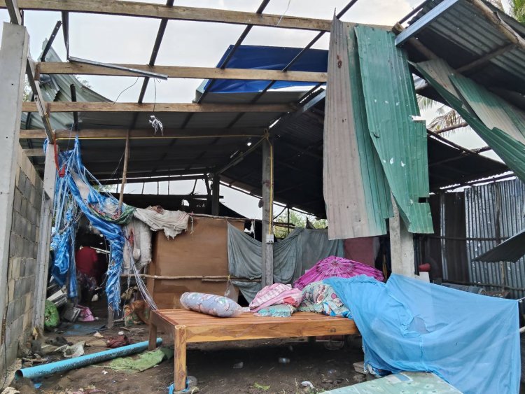 ฝนถล่มลมกระโชกแรงซัดบ้านเรือน 2 ตำบลเมืองตากเสียหาย 16 หลัง