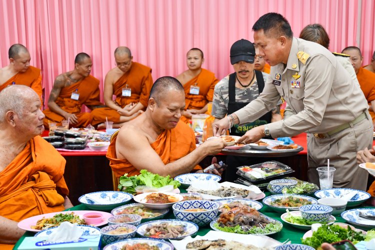 ผู้ว่าฯชลบุรีถวายภัตตาหารพระราชทานแด่พระภิกษุ สามเณร สอบบาลีสนามหลวง