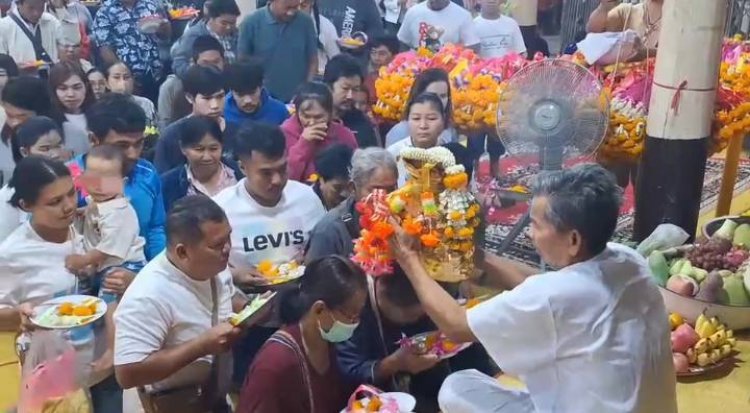 คอหวยแห่ส่องเลขขันน้ำมนต์ หลวงพ่อปลั่งหวังเสี่ยงดวงงวด 1 มี.ค.
