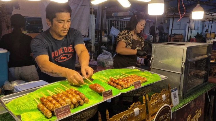 ชื่นชม!ตำรวจน้ำดีไม่อายทำกิน ยามว่าง ขายไส้กรอกอีสานช่วยภรรยา
