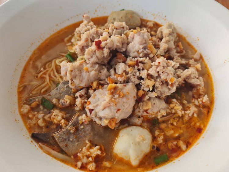 "ก๋วยเตี๋ยวหมูนายโด่ง"สามแยกปักธงชัย อร่อยสืบทอดมาจากรุ่นคุณย่า