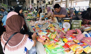 พี่น้องชาวมุสลิมไทย-มาเลย์แห่ซื้อ “อินทผลัม”ที่ตลาดเบตง รับถือศีลอด