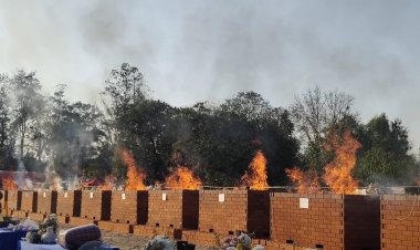 ญาติร้องไห้ระงม!เผาหมู่เหยื่อรถทัวร์มรณะ 18 ศพที่บึงกาฬ