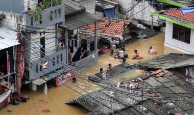 ฝนถล่มอินโดเนียเซีย จาการ์ตาจมบาดาล อพยพประชาชนหลายพันคน