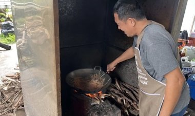 ผัดไทยโบราณวัดท้องคุ้ง อร่อยจากรุ่นหนึ่งถึงรุ่นห้า ยาวนานถึง 123 ปี